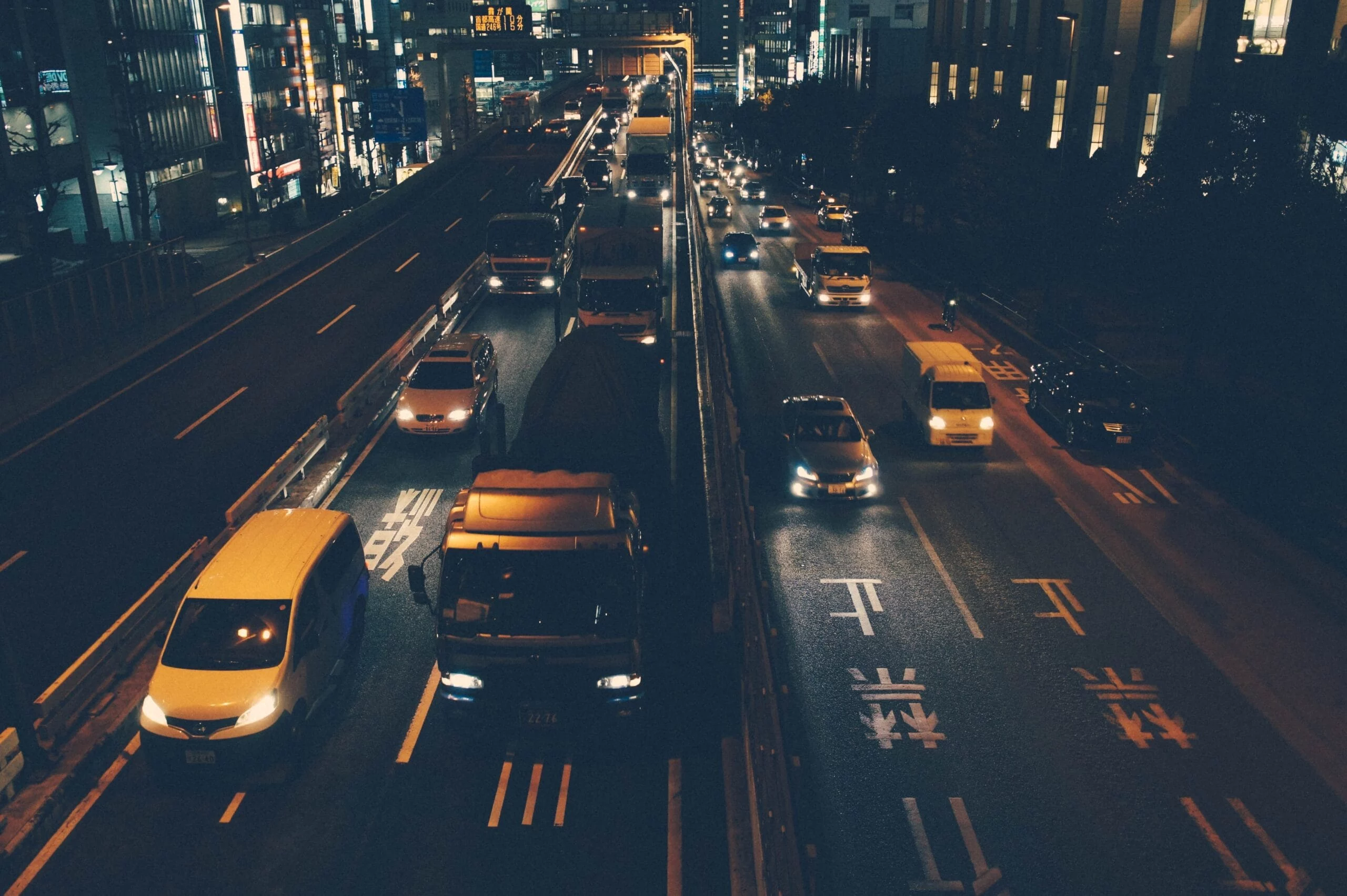 arbeitssucht_rushhour Lichtspuren des nächtlichen Verkehrs auf einer mehrspurigen Strasse