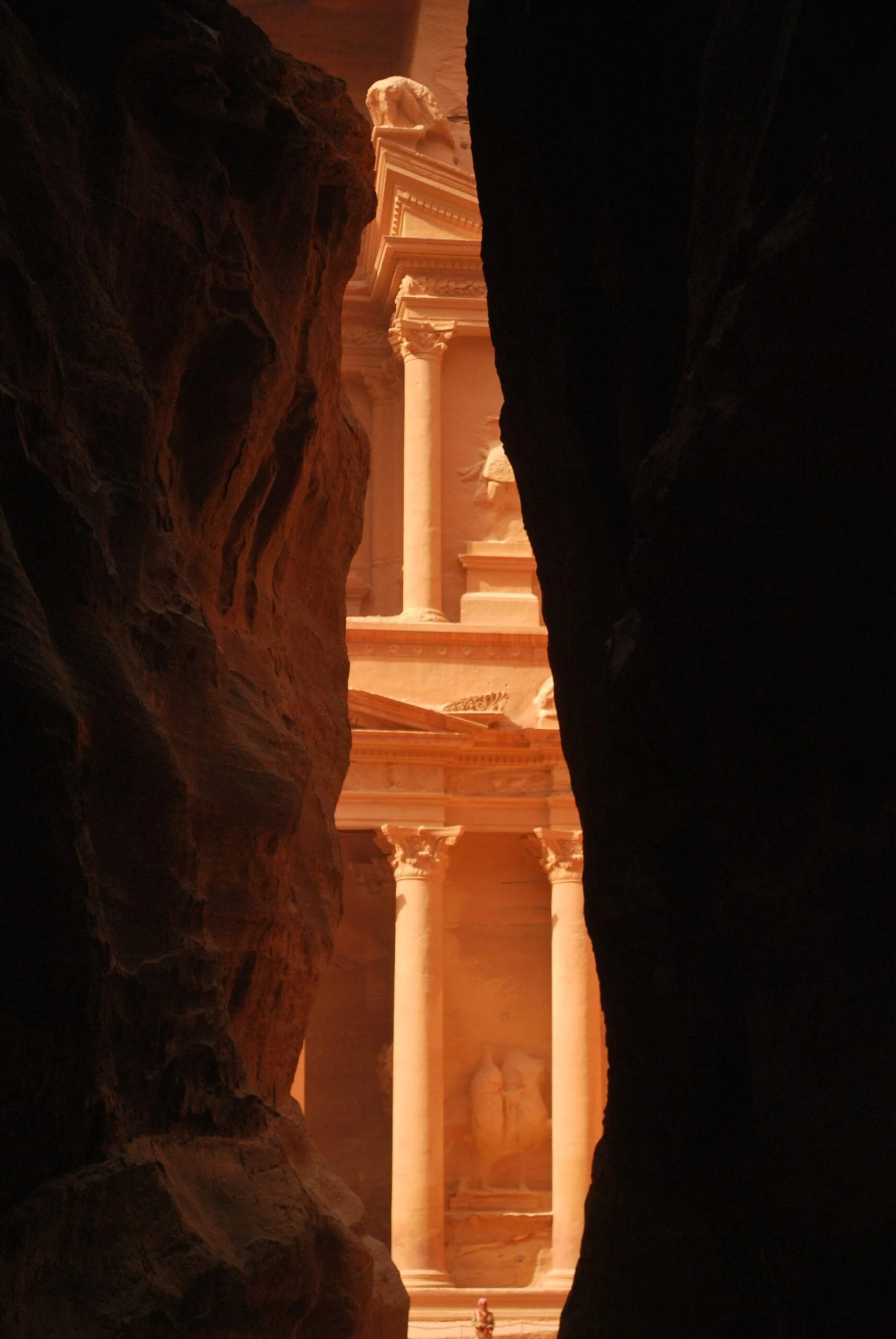 Das Schatzhaus von Petra, gesehen durch eine Felsspalte