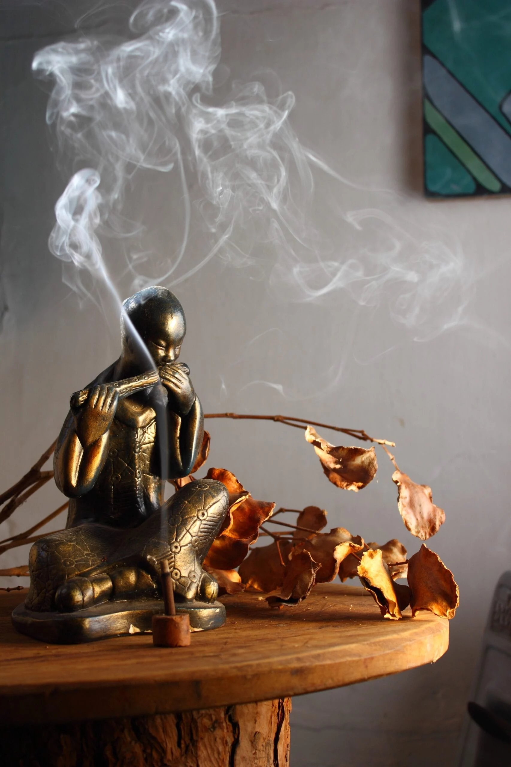 Buddha-Figur mit aufsteigendem Räucherrauch