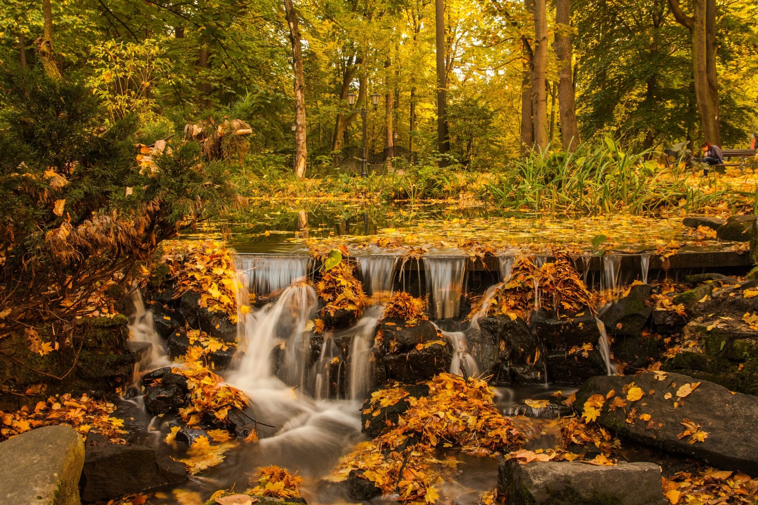 Wasserfall in herbstlicher Landschaft