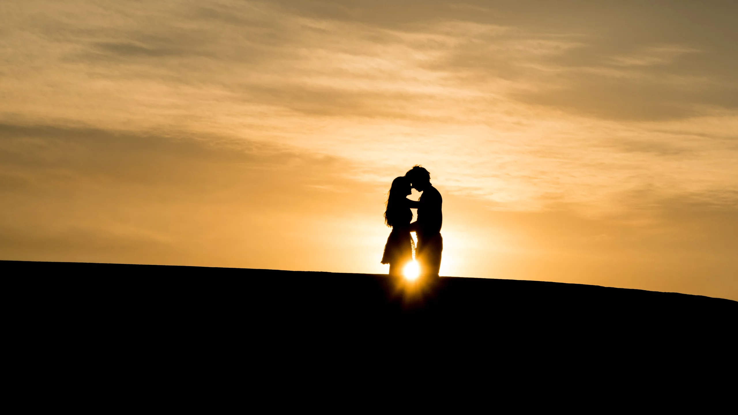 Couple sitting side by side – symbolic image of emotional closeness and distance in a relationship